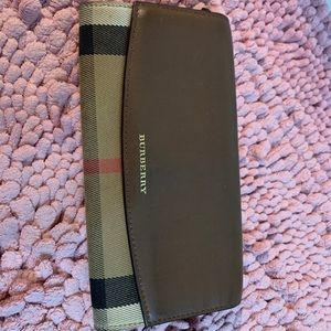 Burberry wallet brown.